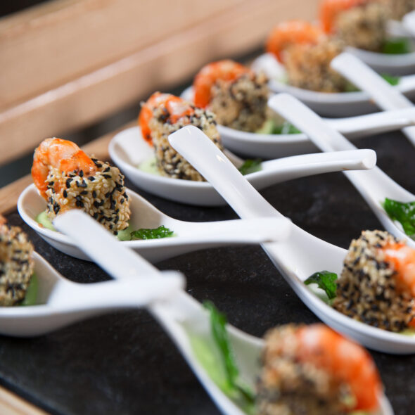 cuillères cocktail aux crevettes marinées avec deux sésames