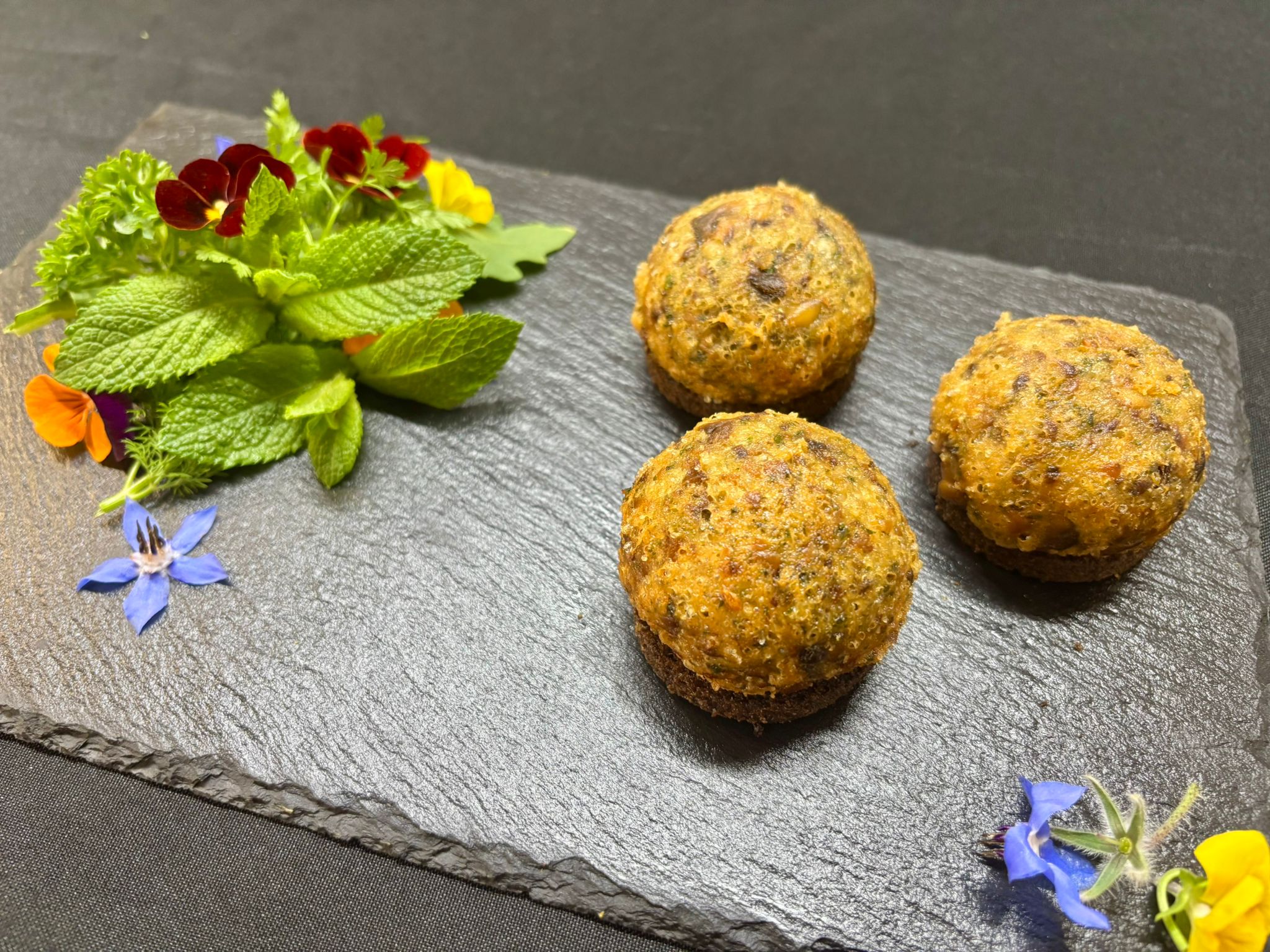 Beignet de fromage suisse champignons des sous-bois en persillade – Image 2