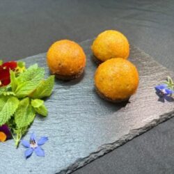 Beignet de fromage suisse au basilic et ail